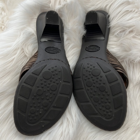 🎉SALE🎉Euro soft Bronze Sandal by Sofft - Picture 7 of 8